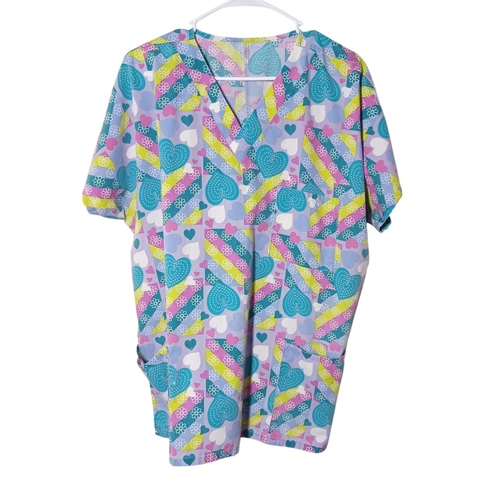 Womens XL-1X Scrub Top Geometric Hearts Flowers Pattern Patch Pockets Medical